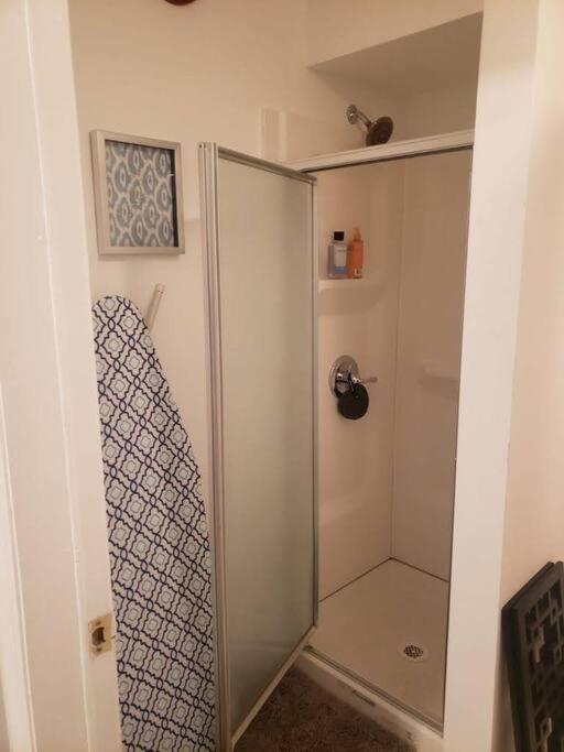 Entire 2-Bed Private Apt - Ewr/Nyc/Outlet Mall ニューアーク エクステリア 写真