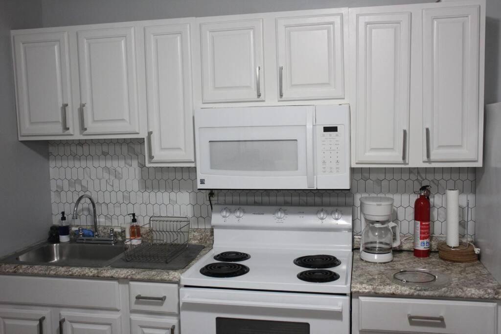 Entire 2-Bed Private Apt - Ewr/Nyc/Outlet Mall ニューアーク エクステリア 写真